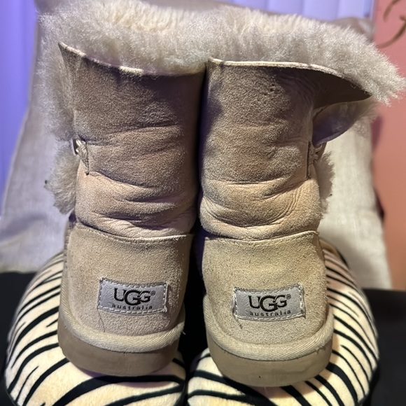 Girls UGG Bailey Button Boots Big Kids Size 4.  Tan color - Picture 3 of 9